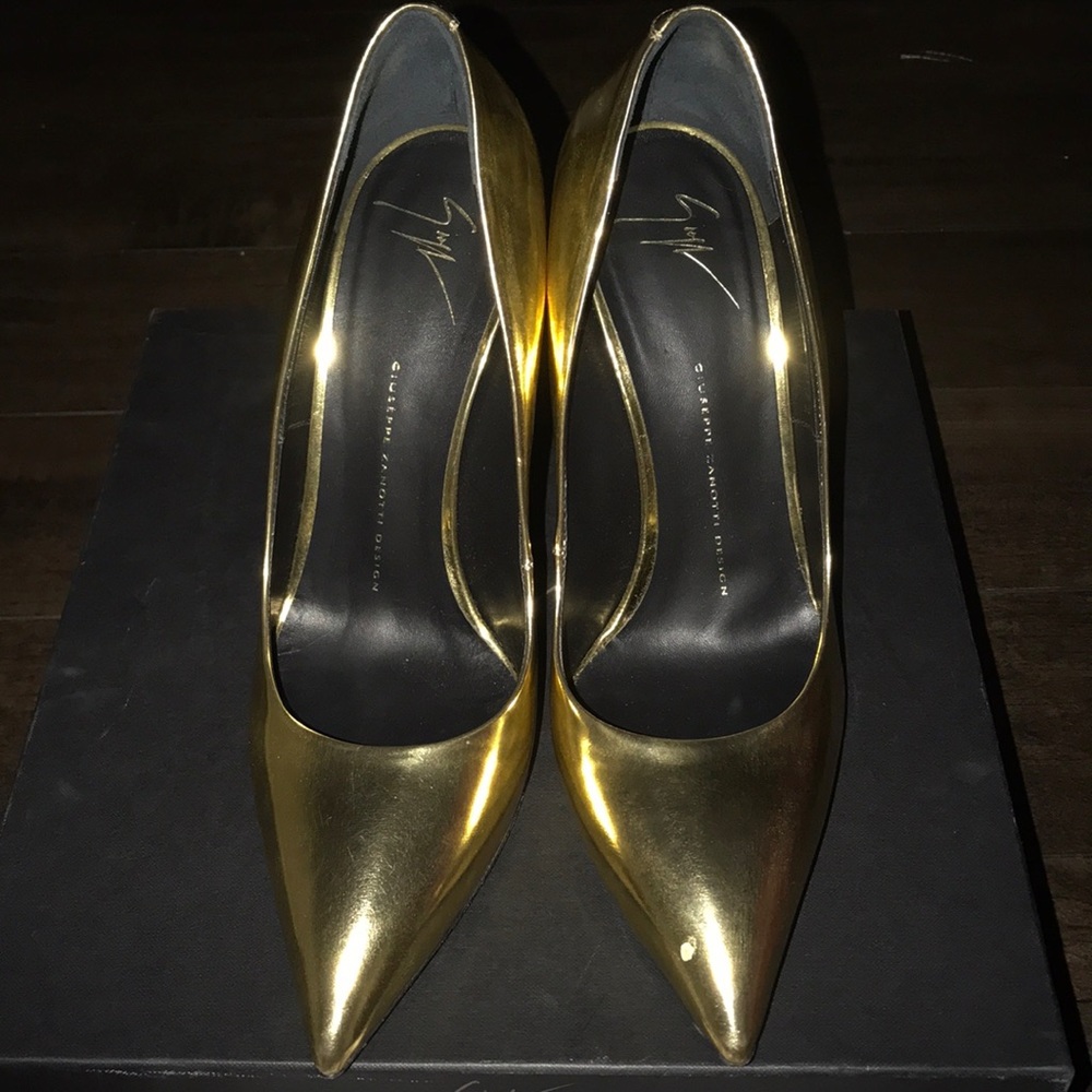 Beautiful gold pumps